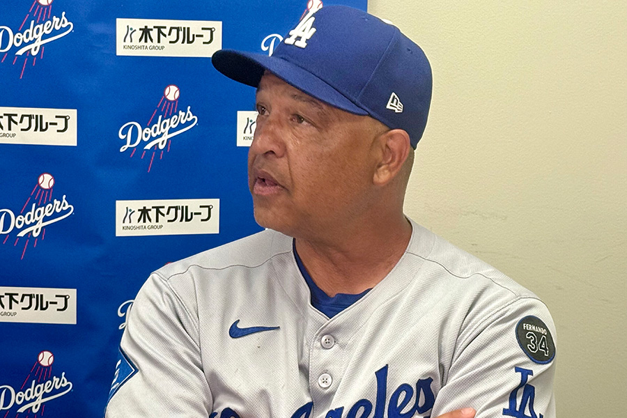 試合後、取材に応じるドジャースのデーブ・ロバーツ監督【写真：小谷真弥】