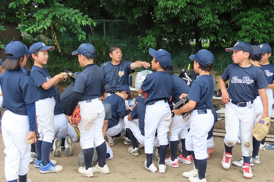 和気あいあいとミーティングをする流山スターレイズナイン【写真：片倉尚文】