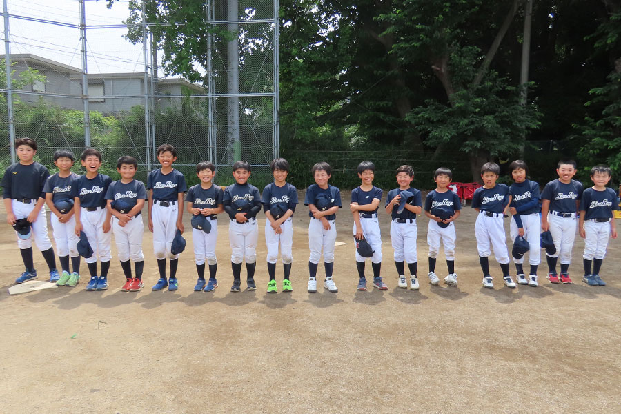 笑顔を見せる流山スターレイズナイン【写真：片倉尚文】