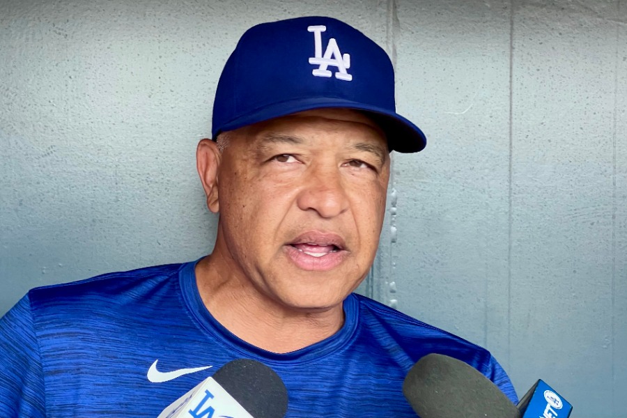 試合前の取材に応じたドジャースのデーブ・ロバーツ監督【写真：小谷真弥】