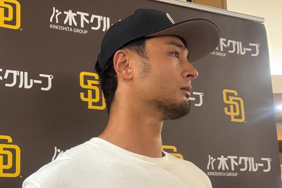 取材を受けるパドレス・ダルビッシュ有【写真:佐藤直子】