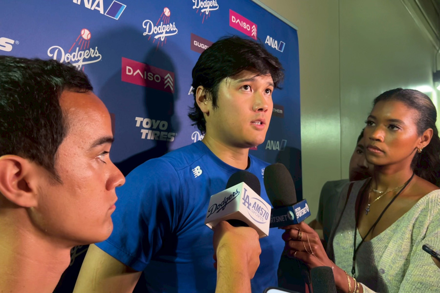 試合後、取材に応じたドジャース・大谷翔平【写真：小谷真弥】