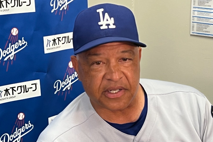 試合後、取材に応じたドジャースのデーブ・ロバーツ監督【写真：小谷真弥】　