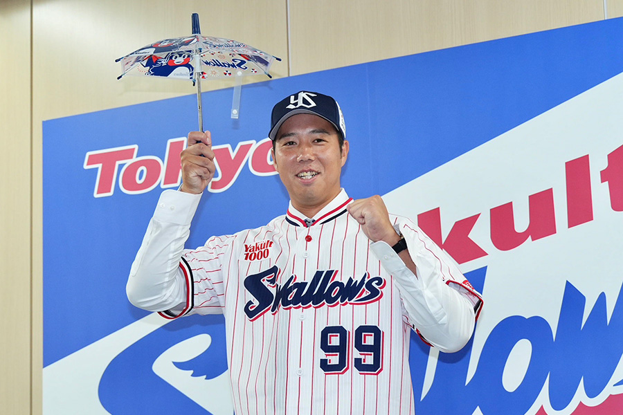 入団会見を行ったヤクルト・青柳晃洋【写真：小林靖】