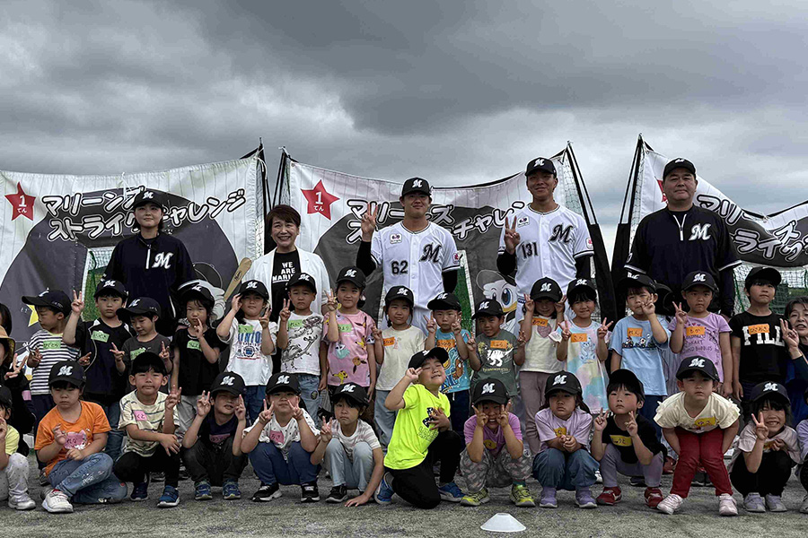 ロッテ・坂井遼（左）と茨木佑太が君津市内の保育園を訪問した【写真：球団提供】