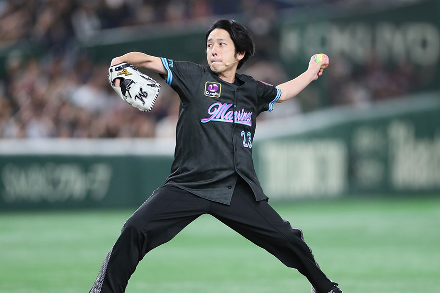 始球式に登場した二宮和也さん【写真提供：産経新聞社】