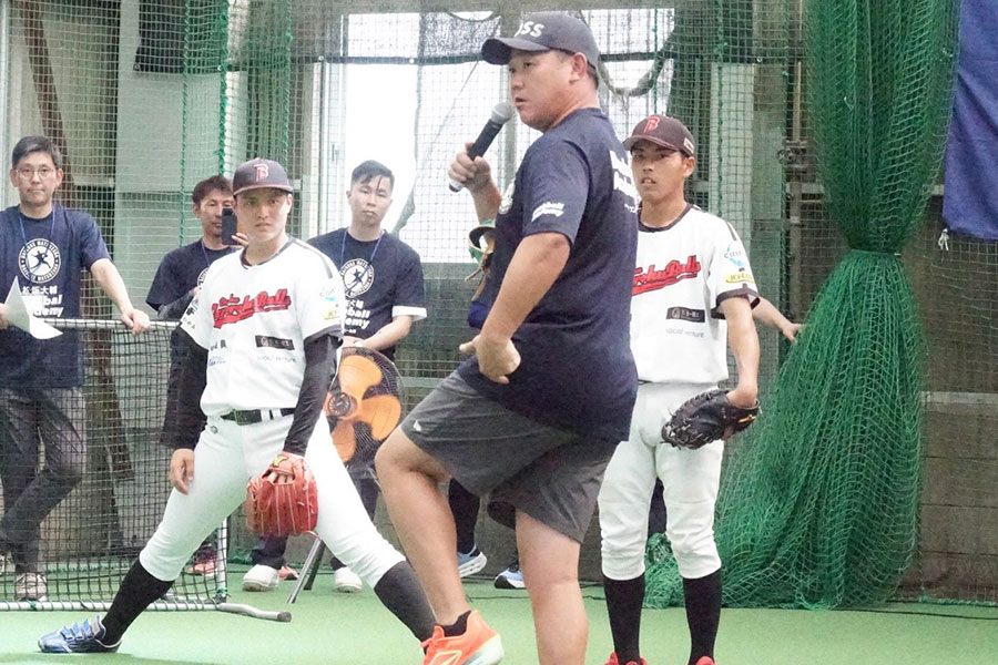 投球のポイントを解説する松坂大輔氏【写真：湯浅大】