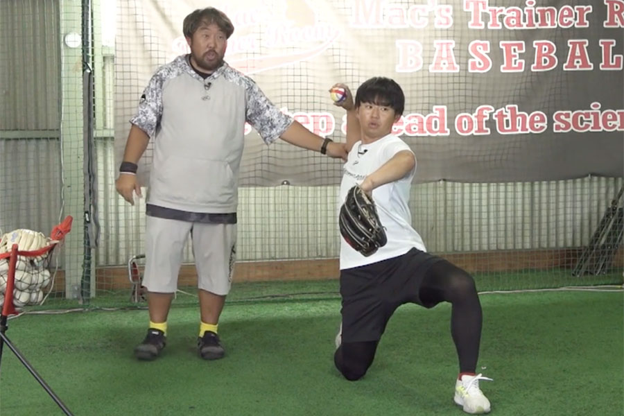 カーブの投げ方を指導する高島誠氏（左）【写真：編集部】