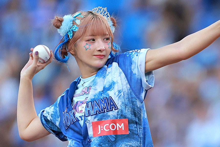 始球式に登場したしなこさん【写真提供：産経新聞社】