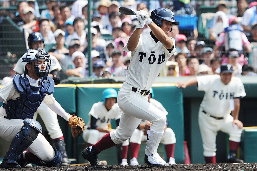 2012年夏の甲子園で適時打を放つ水本弦氏【写真提供：産経新聞社】