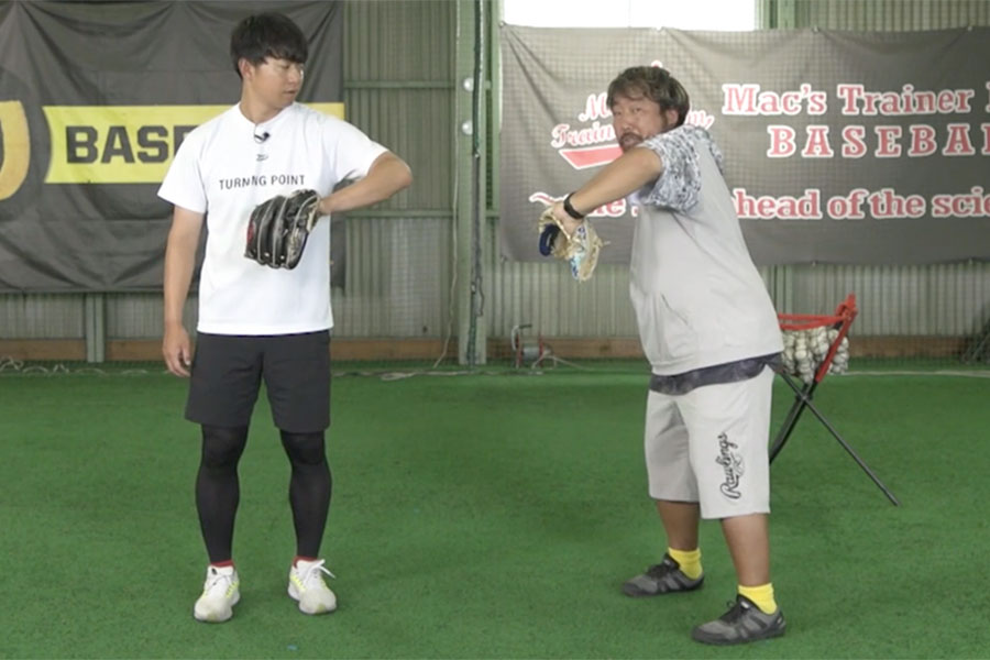 グラブと踏み出し足を意識した制球ドリルを実演する高島誠氏【写真：編集部】