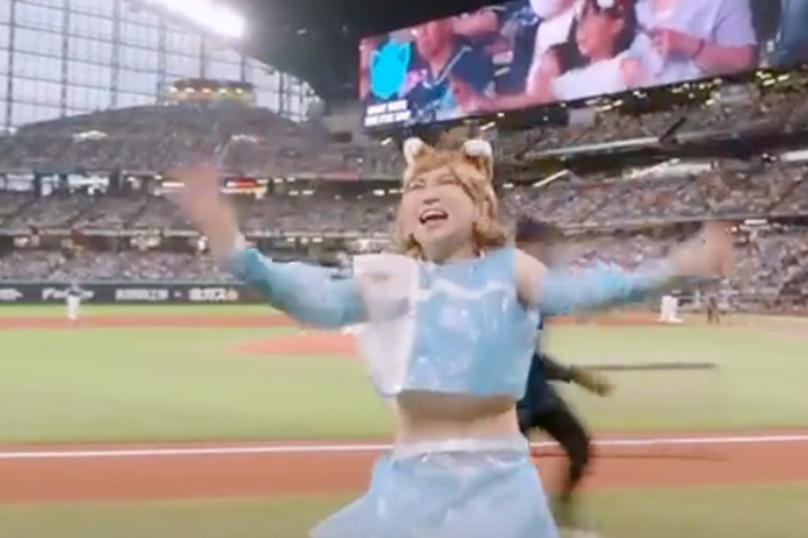 「ゴールデンボンバー」のボーカル、鬼龍院翔さんがきつねダンスを披露【画像:パーソル パ・リーグTV】