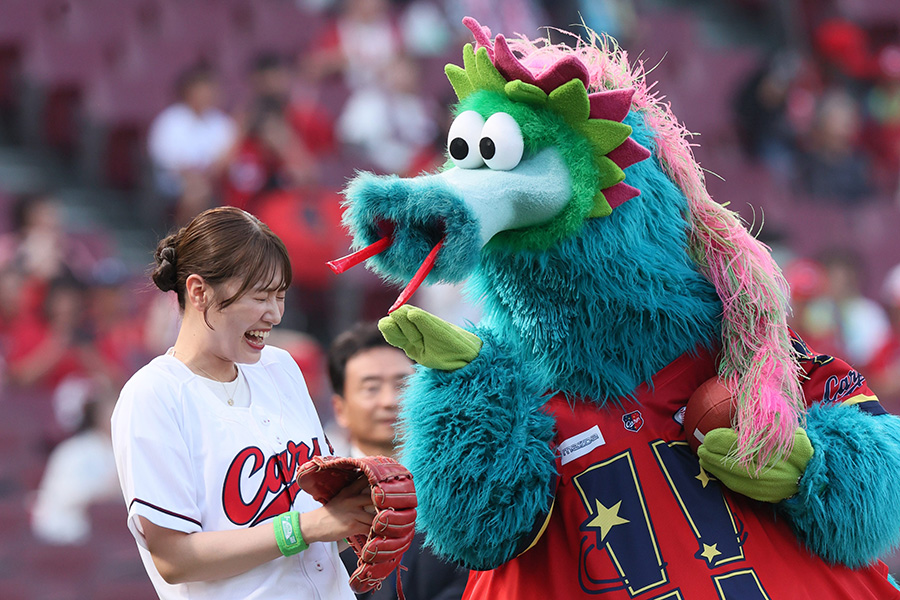 始球式に登場した女優の塚本恋乃葉さん【写真提供：産経新聞社】