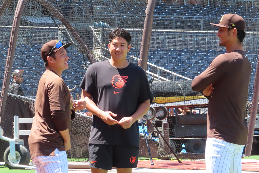 試合前に談笑した松井裕樹、菅野智之、ダルビッシュ有（左から）【写真：木崎英夫】