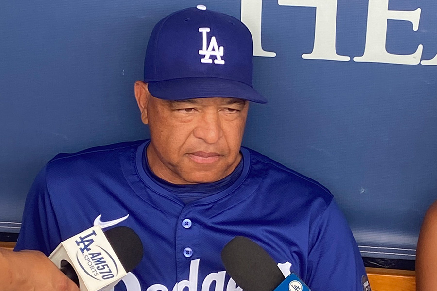 試合前、取材に応じるドジャースのデーブ・ロバーツ監督【写真:真柴健】