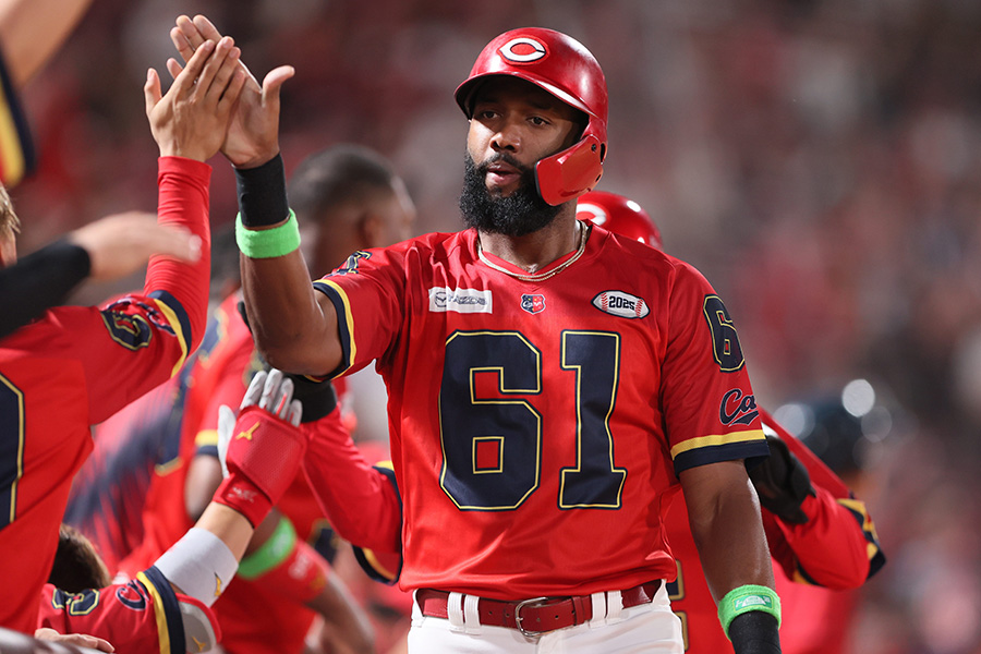 限定ユニを着用する広島のサンドロ・ファビアン【写真提供:産経新聞社】