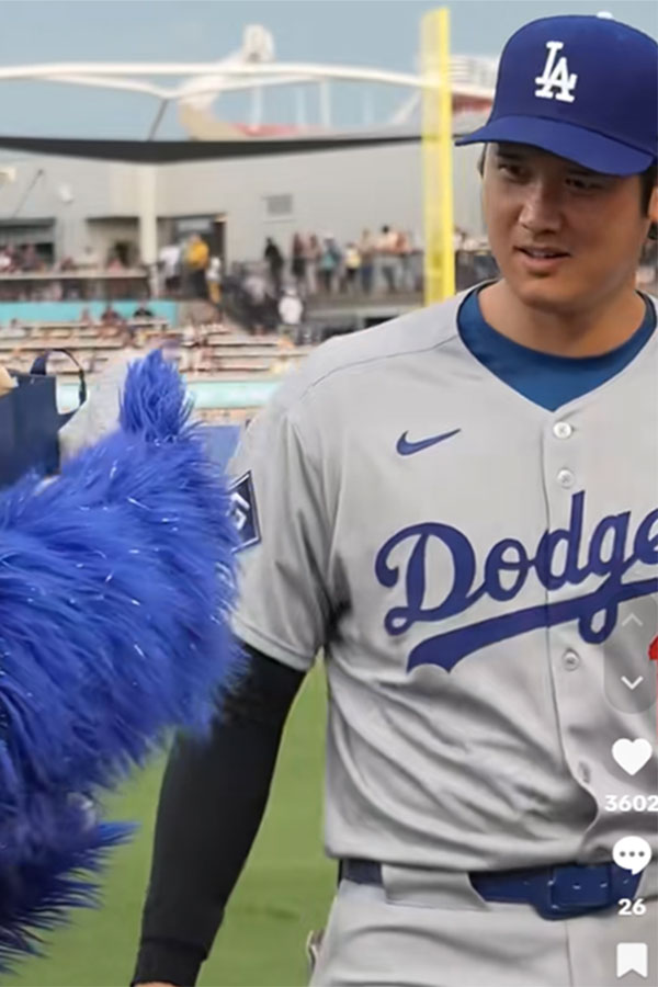 レイズのマスコット「レイモンド」からプレゼントを手渡されるドジャース・大谷翔平(画像はスクリーンショット)