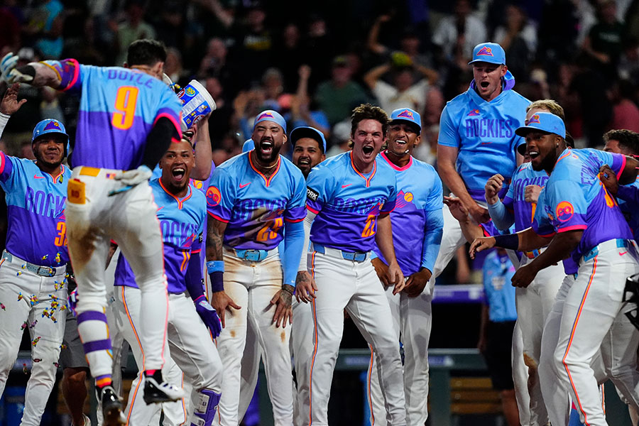 パイレーツ戦でサヨナラ勝利を収めたロッキーズナイン【写真：ロイター】