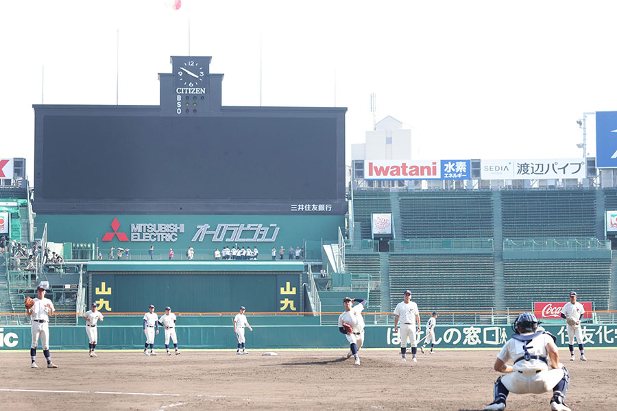 甲子園で練習を行う未来高校富山ナイン【写真：アフロ】