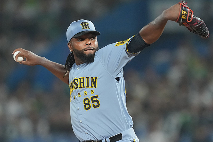 ヤクルト戦に登板した阪神のラファエル・ドリス【写真提供：産経新聞社】