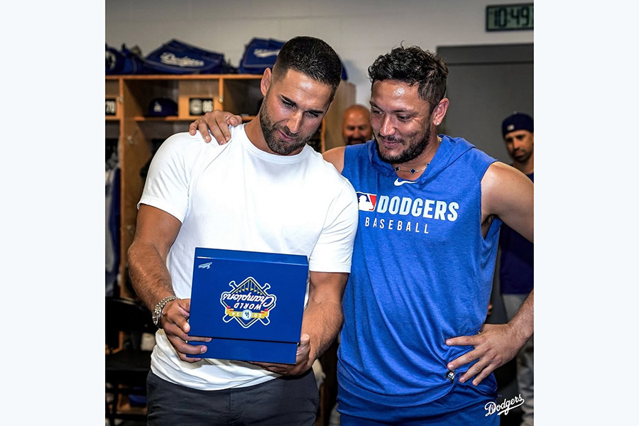 チャンピオンリングを贈呈した元ドジャースのケビン・キアマイアー（左）とミゲル・ロハス【写真提供：ドジャース】