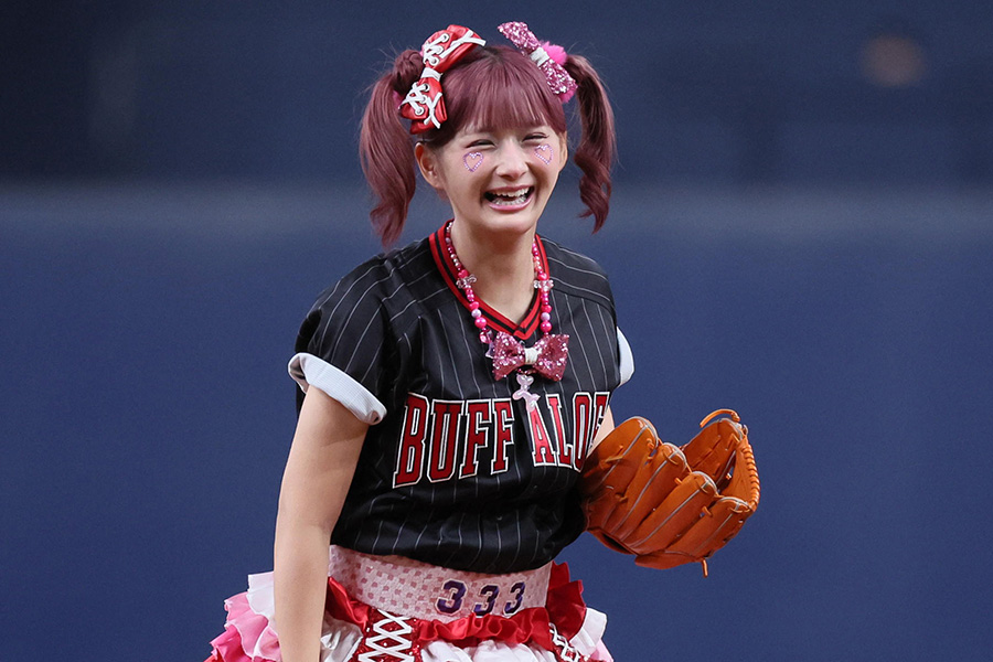 始球式を務めたしなこさん【写真提供：産経新聞社】