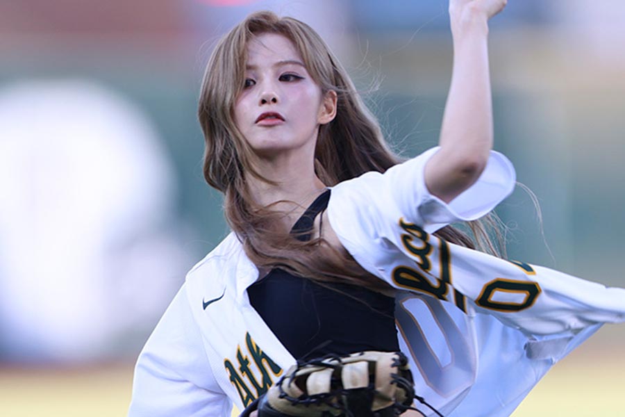 へそ出し美スタイルで魅了…