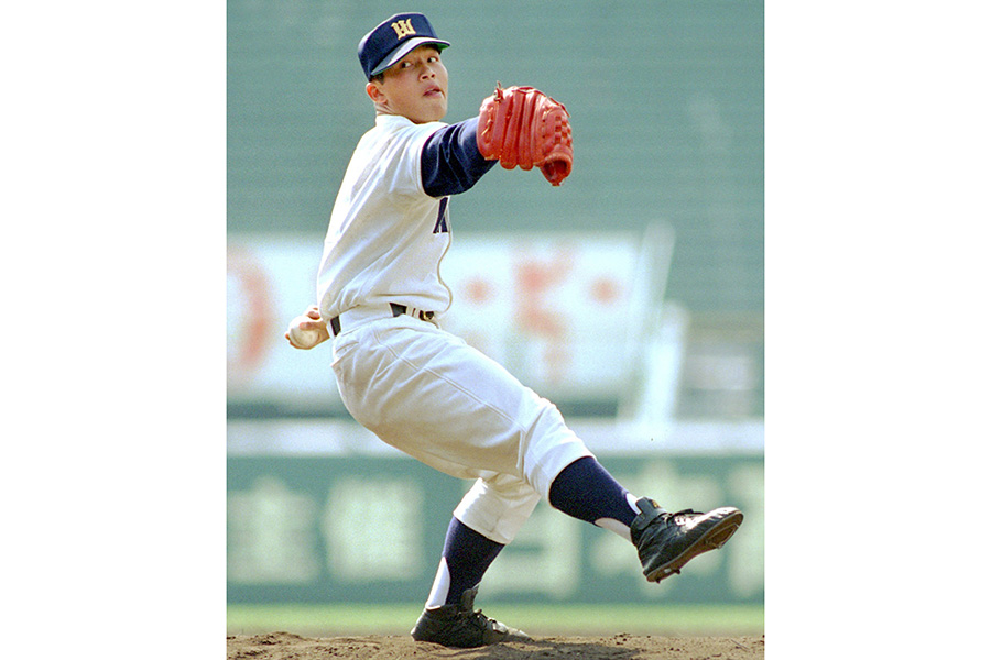 甲子園のマウンドに立つ今治西高時代の藤井秀悟氏【写真提供：産経新聞社】