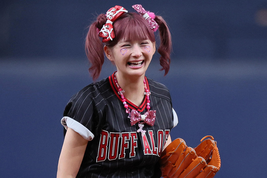 始球式を務めたしなこさん【写真提供:産経新聞社】