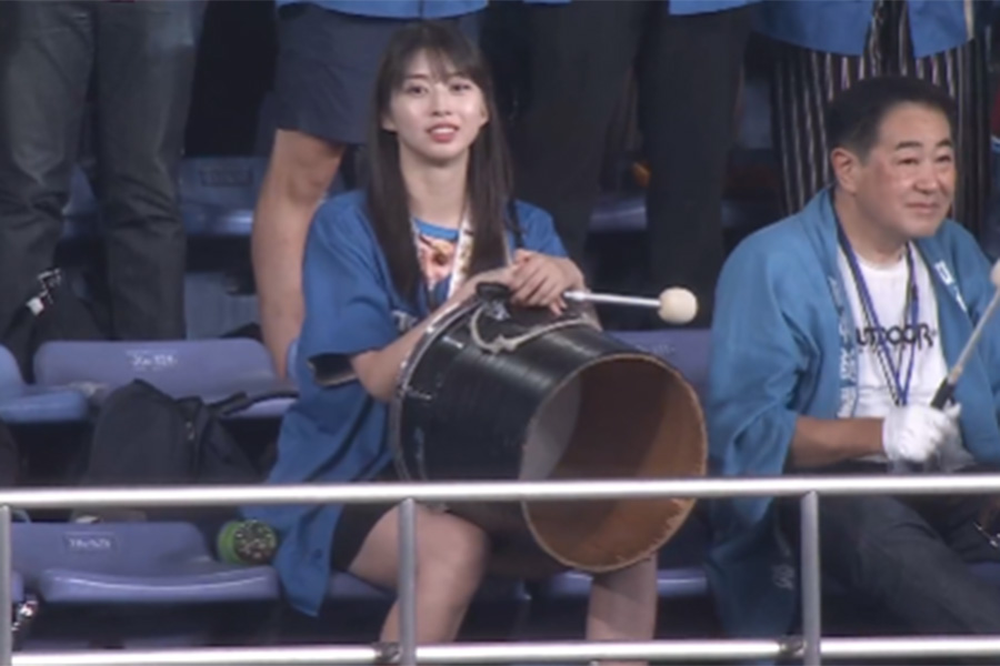 スタンドで応援していた牧野真莉愛さん【画像：パーソル パ・リーグTV】