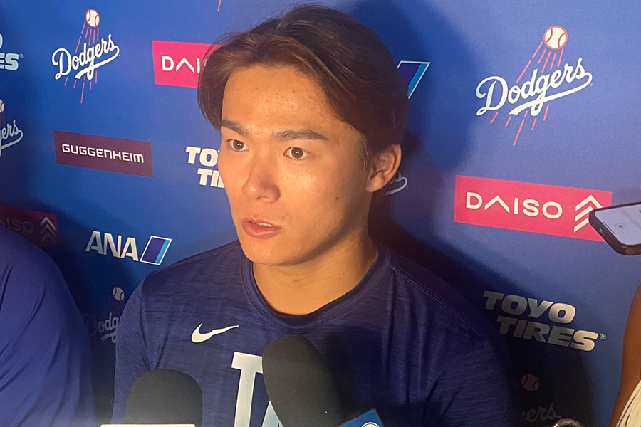 試合後、取材に応じるドジャース・山本由伸【写真：真柴健】