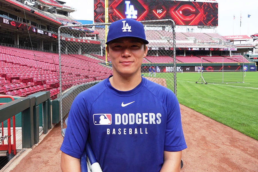 インタビューに応えるドジャース・山本由伸【写真：真柴健】