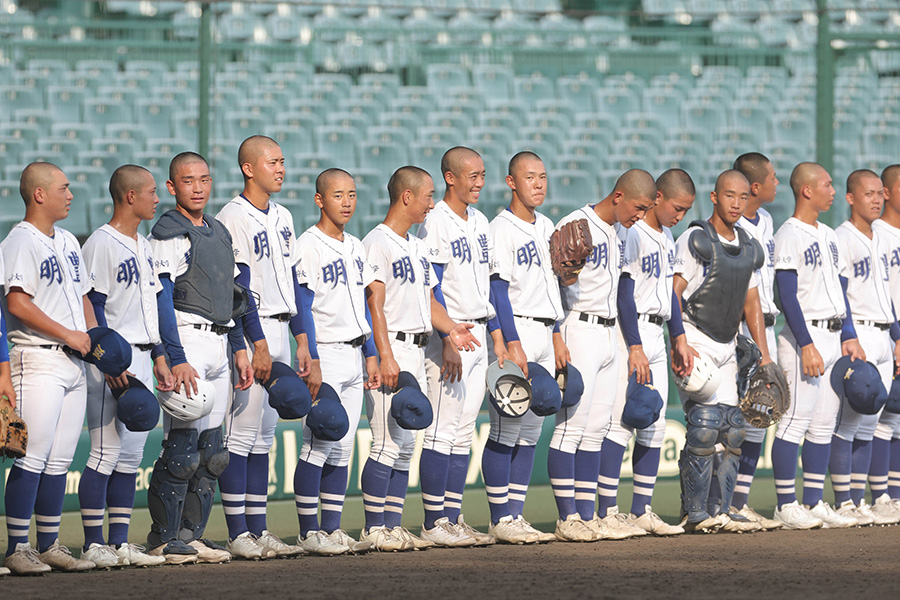 白スパイクで甲子園練習をする明豊ナイン【写真：アフロ】