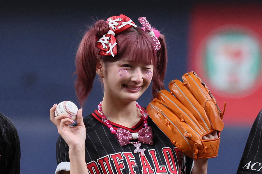 始球式を務めたしなこさん【写真提供：産経新聞社】