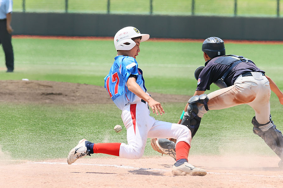 隙のない攻撃を見せる江戸崎ボーイズ【写真提供：フォトクリエイト提供】