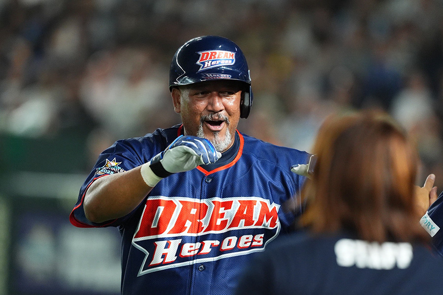 3ラン本塁打を放ったアレックス・ラミレス氏【写真:小林靖】