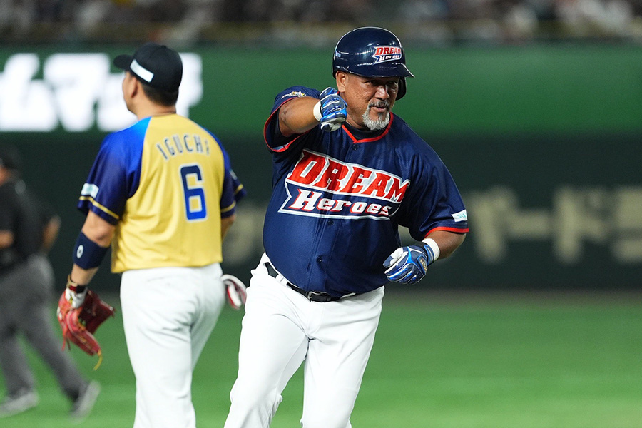 3ランを放ったアレックス・ラミレス氏【写真：小林靖】