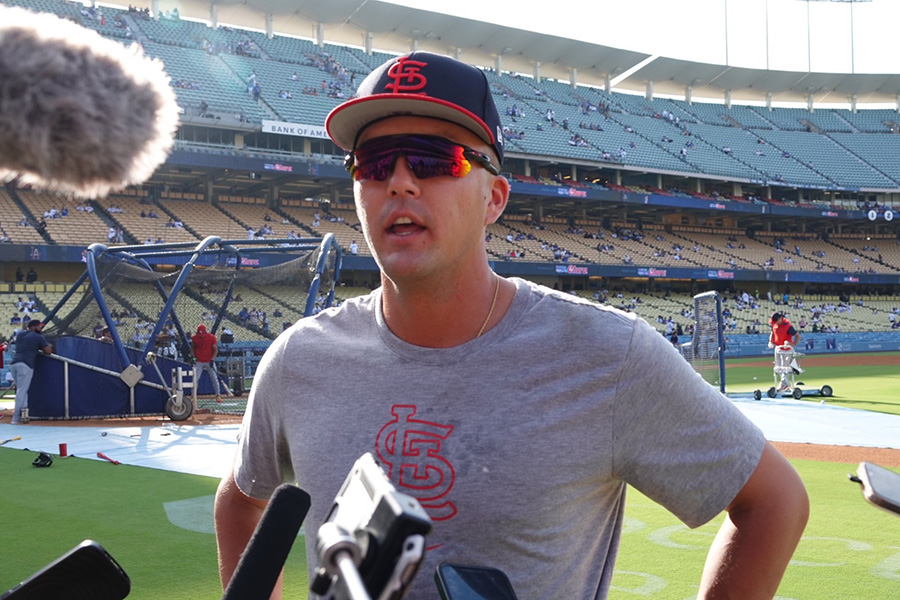 試合前、取材に応じるカージナルスのラーズ・ヌートバー【写真：真柴健】