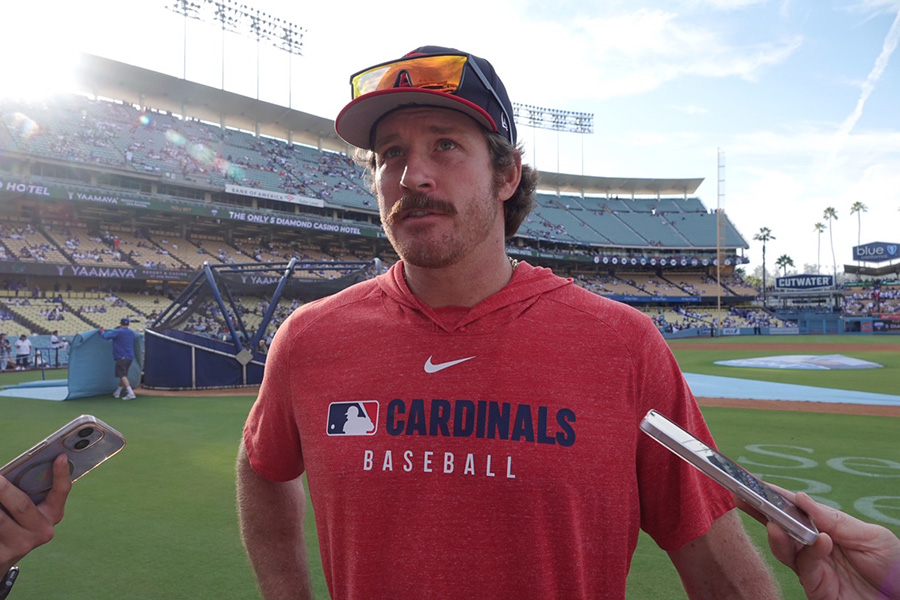 試合前、取材に応じるカージナルスのマイルズ・マイコラス【写真:真柴健】