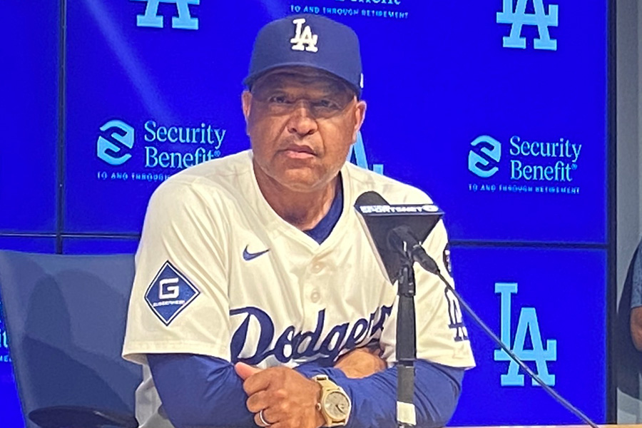 試合後に取材に応じたドジャースのデーブ・ロバーツ監督【写真:真柴健】