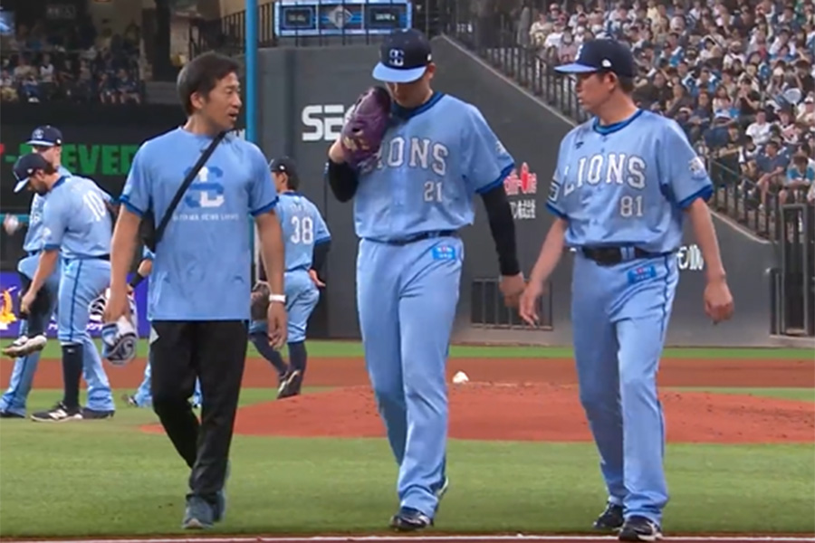 打球が左足に直撃しベンチへ下がる西武・武内夏暉【画像：パーソル パ・リーグTV】