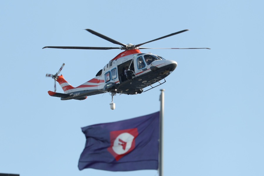 ボールを運んできたヘリコプター【写真：加治屋友輝】