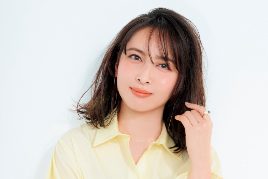始球式を行う女優の加藤夏希さん【写真:球団提供】