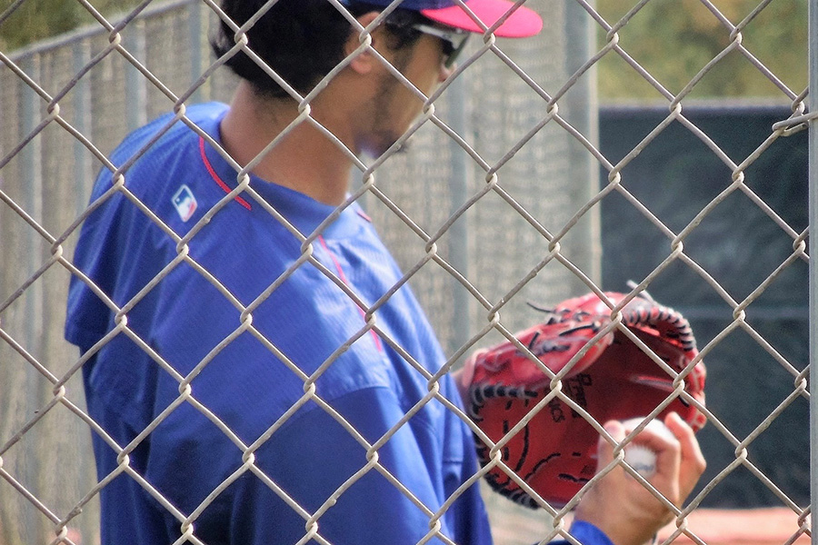 '16年春、変化球の握りを模索するダルビッシュ【写真：木崎英夫】