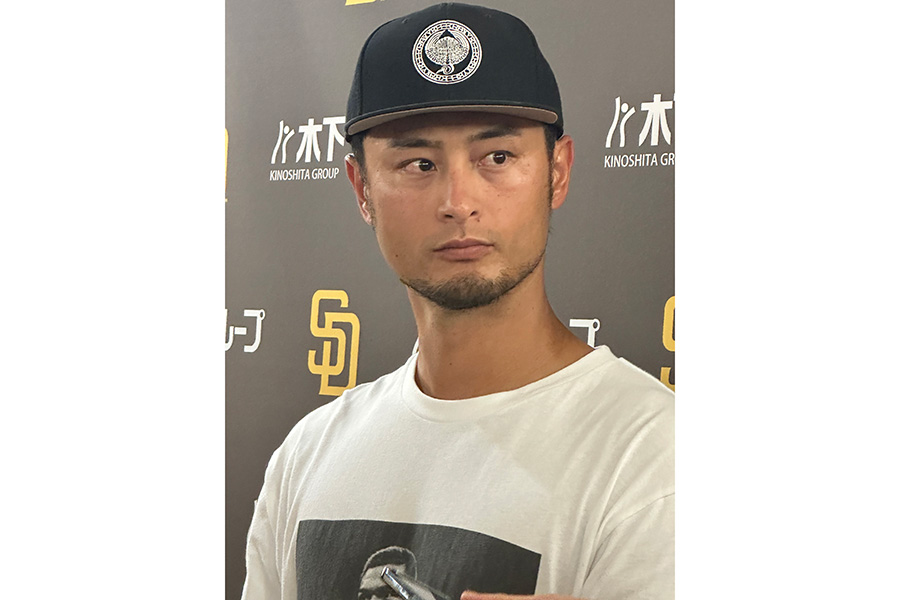 偉業達成後の会見に臨むダルビッシュ【写真：木崎英夫】