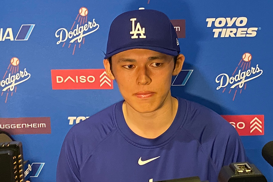 試合前、取材に応じるドジャース・佐々木朗希【写真：真柴健】