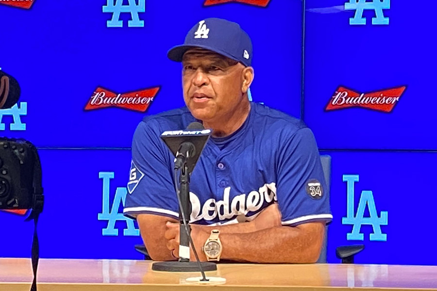 試合前、取材に応じるドジャースのデーブ・ロバーツ監督【写真：真柴健】