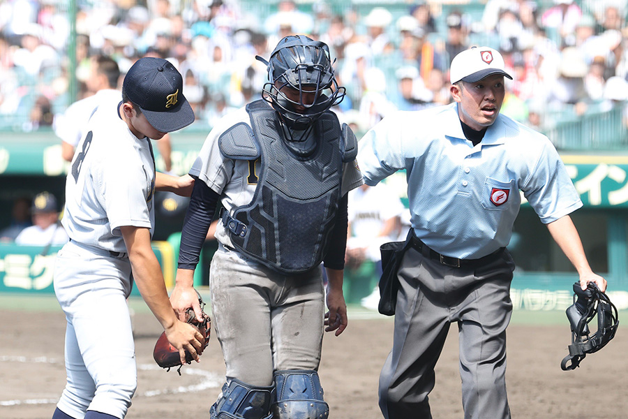 ベンチへ下がる仙台育英・川尻結大【写真：加治屋友輝】