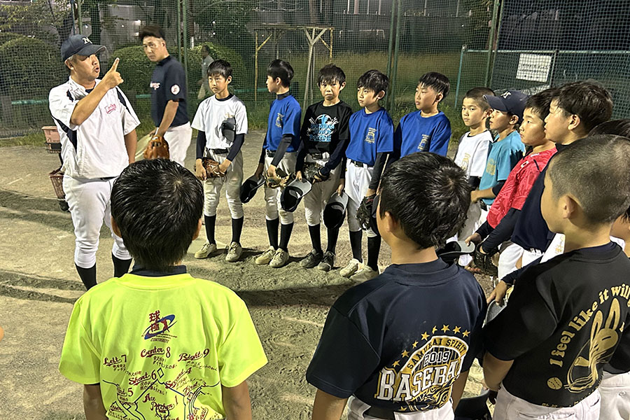 杉山雄介監督（左）と清水リトルモンキーズナイン【写真：間淳】