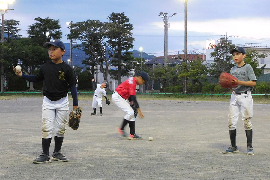 様々な守備やキャッチボールのメニューに取り組む【写真：間淳】